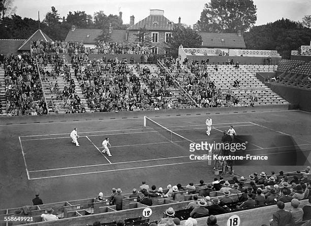 Match de double lors du tournoi de tennis de Roland-Garros, à Paris, France, circa 1930.