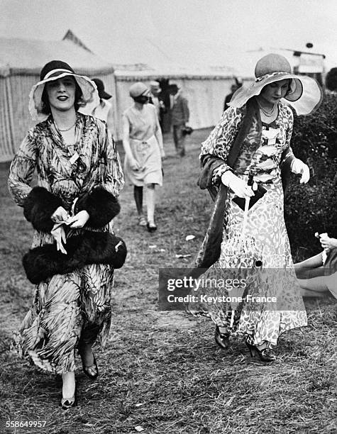 Femmes chapeautées à l'hippodrome circa 1930 a Ascot, Royaume-Uni.