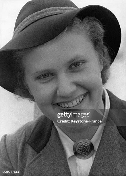 Jeune femme venant d'effectuer un service de travail en Allemagne en 1943.