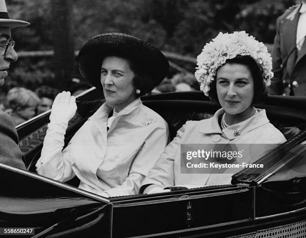 La Princesse Alexandra de Kent et sa mere la Duchesse de Kent arrivent en caleche au champ de course hippique le 21 juin 1962 a Ascot, Royaume-Uni.