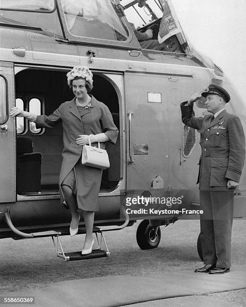 La Princesse Alexandra de Kent descend d'helicoptere en arrivant au Royal Naval Hospital le 6 juillet 1960 a Chatham, Royaume-Uni.