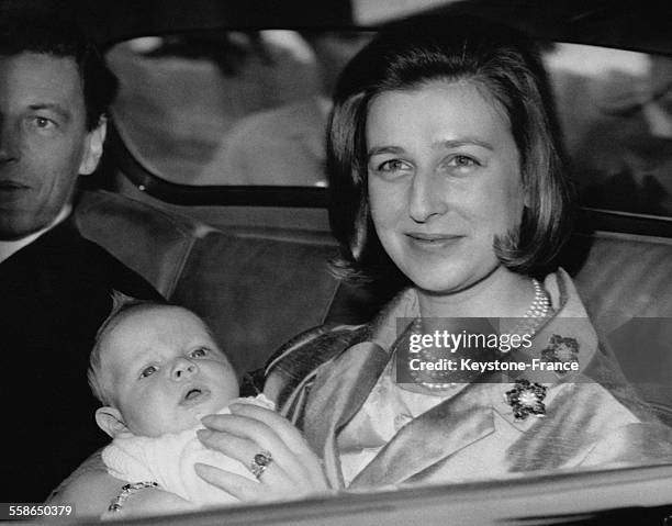 La Princesse Alexandra, son fils James Ogilvy dans les bras, quitte sa residence en voiture pour se rendre a Buckingham Palace pour le bapteme de...