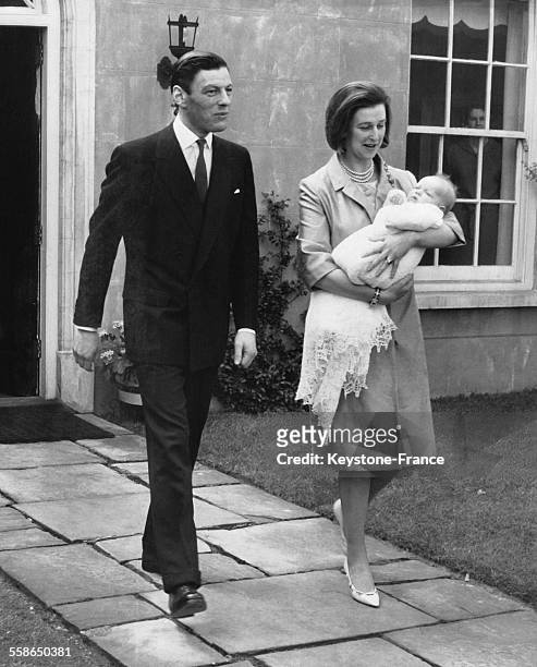 La Princesse Alexandra, son epoux Angus Ogilvy et son fils James Ogilvy dans les bras, quitte sa residence de Thatched House Lodge pour se rendre au...