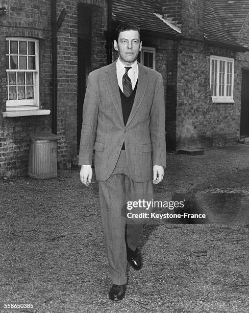 Angus Ogilvy, epoux de la Princesse Alexandra, quitte a pied leur residence de Thatched House Lodge le 1er mars 1964 a Richmond, Royaume-Uni.