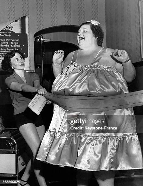 Baby Irene Parry présentée comme la plus grosse femme du monde, 200 kg, dans une attraction du cirque Barnum, aux Etats-Unis, le 10 juin 1950.