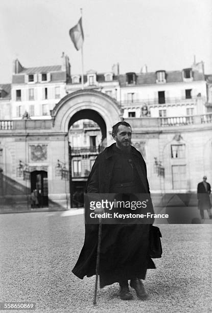 Abbé Pierre sortant du palais de l'Elysée après avoir été reçu par le président de la réublique René Coty à Paris, France, le 13 mars 1954.