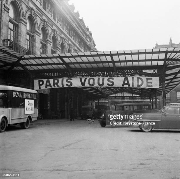 Après l'appel de l'abbé Pierre et le lancement de l'opération 'Paris vous aide', la gare d'Orsay notamment sert de centre de tri pour tous les dons...