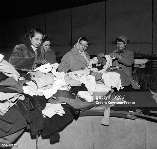 Après l'appel de l'abbé Pierre et le lancement de l'opération 'Paris vous aide', le tri des vêtements reçus se fait notamment à la gare d'Orsay à...