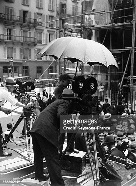 Caméramen de la Paramount filmant un événement à Paris, France, en 1930.