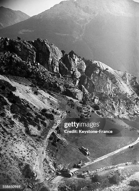 En manoeuvre avec les Chasseurs alpins dans la region de Chambery, France en 1930.