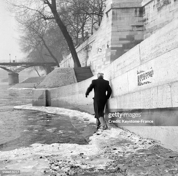 Avec le grand froid, la Seine transporte des glaçons à Paris, France, en hiver 1954.