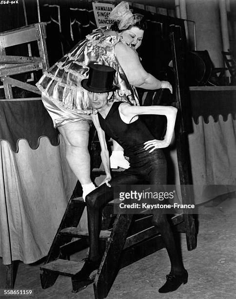 Artistes du Barnum Circus, la plus grosse femme du monde accompagnée d'un homme très mince, à New York city, le 9 avril 1947.