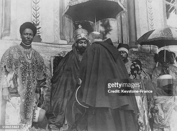Rastafari qui sera couronne Empereur d'Ethiopie, recoit les representants apres son couronnement comme Roi d'Abyssinie, le 10 novembre 1930 a...