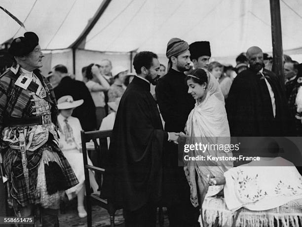 Empereur Haile Selassie, en visite a la Mosquee Woking de Bath, salue les Musulmans, a sa gauche Abdullah Archibal Buchanan-Hamilton, President de la...