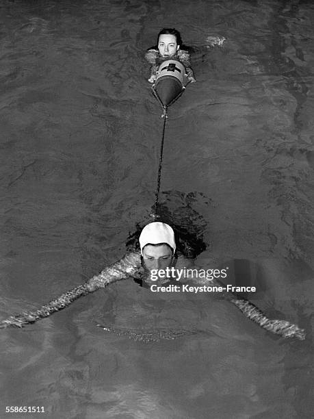 Classe d'infirmières apprenant les gestes à effectuer pour secourir une personne dans l'eau, aux Etats-Unis, circa 1930.