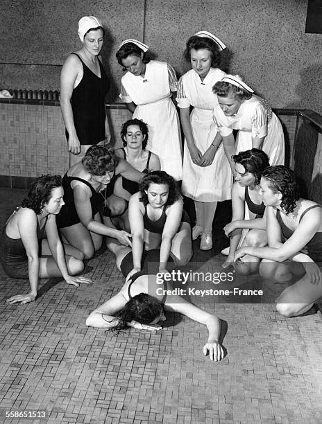 Classe d'infirmières apprenant les gestes de secours à effectuer sur une personne noyée, aux Etats-Unis, circa 1930.