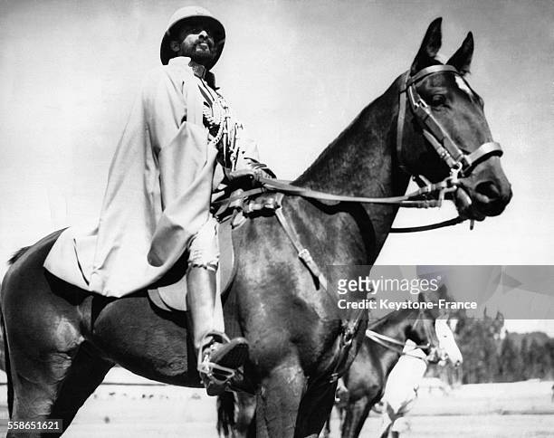 Empereur Haile Selassie passe en revue les troupes apres la ceremonie de prestation de serment, circa 1930 a Addis-Abeba, Ethiopie.