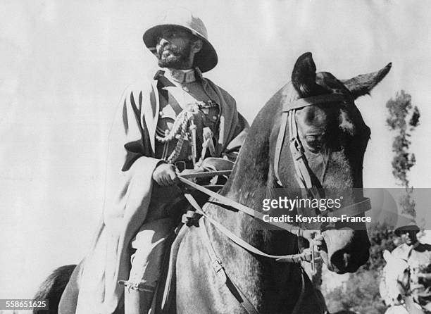 Empereur d'Ethiopie Haile Selassie, qui a fui avec sa famille a Djibouti, est photographie sur son cheval durant une recente inspection des troupes,...