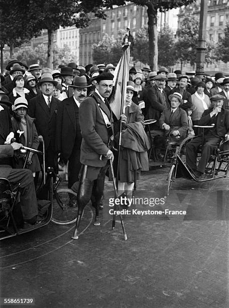 Foule assistant aux cérémonies à Paris, France le 14 juillet 1930.