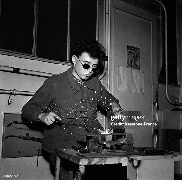 Portrait de l'apprenti soudeur de 17 ans Pierre Poitrinal qui a gagné plus de 4 millions à l'émission "Quitte ou Double" le 6 février 1958 à Paris,...