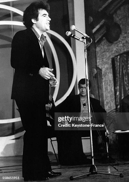 Le chanteur francais Claude Nougaro interprete une chanson au cours d'une emission de television 'La joie de vivre' le 12 janvier 1970, a Paris,...