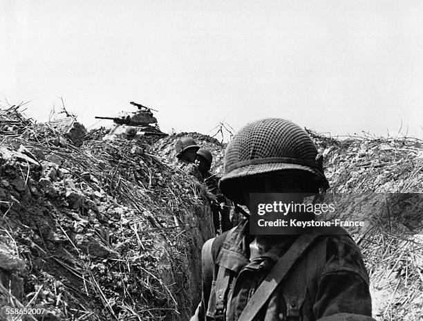 Repos momentané à l'abri d'une tranchée Vietminh en Indochine le 23 mars 1954.