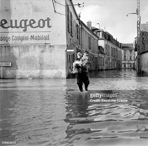 Crue éclair de la rivière le Grand Morin a inondé la région de Coulommiers le 10 août 1958, France.