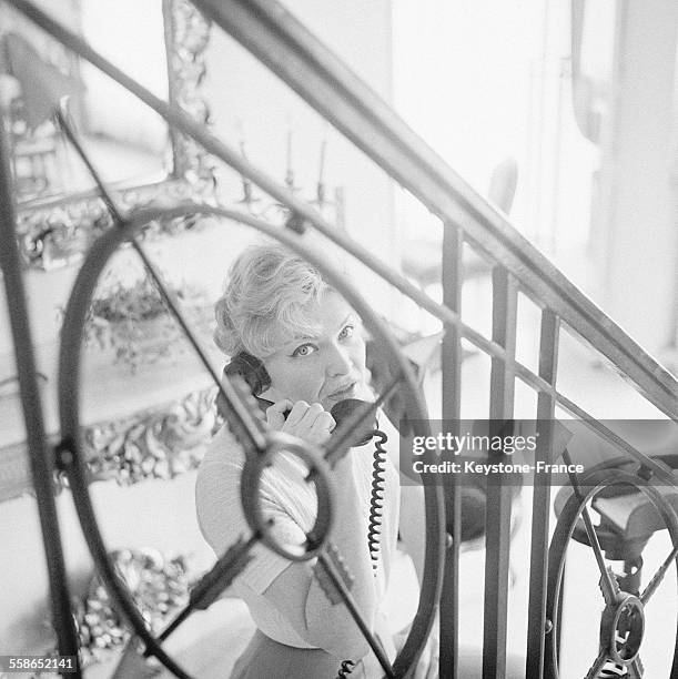 La chanteuse de music-hall francaise Line Renaud dans sa maison en 1960, a La Celle-Saint-Cloud, France.