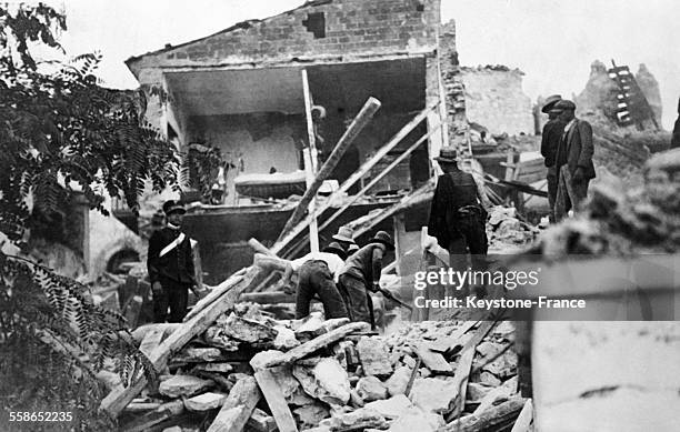 Des sauveteurs fouillent les décombres à la recherche de disparus lors du séisme d'Ariano en juillet 1930 à Ariano, Italie.