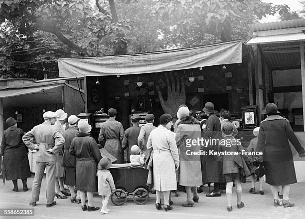 Fête foraine au donjon, circa 1930 à Vincennes, France.