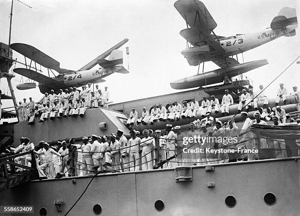 Deux grands hydravions appelés 'Mouettes de guerre' reposent sur le cuirassé américain 'Wyoming' en croisière au large de San Diego, en juillet 1930...