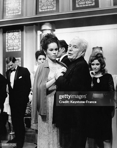 Charlie Chaplin dirigeant sa fille Geraldine sur le tournage du film 'La Comtesse de Hong-Kong', à Londres, Royaume-Uni, le 13 mars 1966.