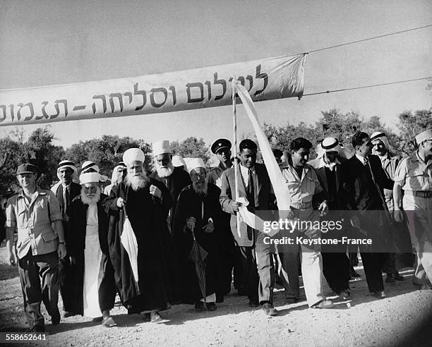 Les leaders du Village de la Honte druze, ou des hommes ont ete tues, attendent avec leur drapeau blanc l'invitation a serrer les mains des familles...