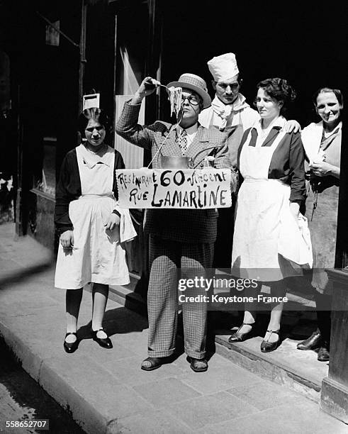 Homme-sandwich connu sous le nom de 'Léon' faisant de la publicité pour un restaurant italien en mangeant des spaghetti dans la rue, à Paris, France,...