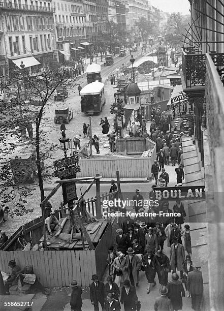 Travaux du métro encombrant les trottoirs du boulevard Bonne Nouvelle, à Paris, France, circa 1930.