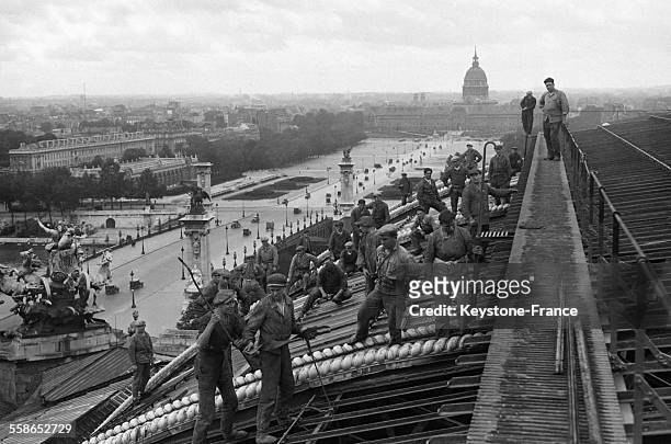 Importante équipe d'ouvriers en train de réparer la verrière du Grand Palais, à Paris, France, circa 1930.