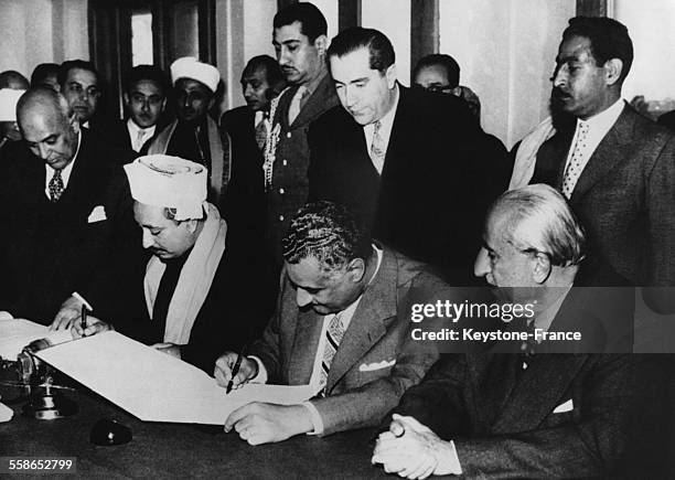 Signature de la proclamation de la Republique arabe unie et du Royaume du Yemen avec Les presidents Choukri al-Kuwatli de Syrie, Nasser d'Egypte et...