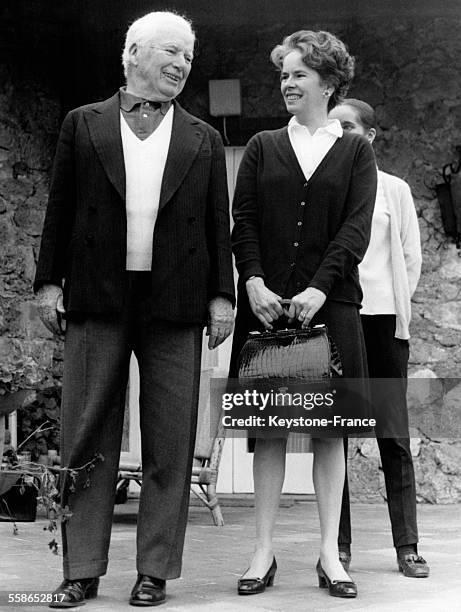 Charlie Chaplin accompagné de son épouse Oona O'Neill et de sa leur fille Victoria pendant des vacances, à Porto Ercole, Italie, en mars 1967.