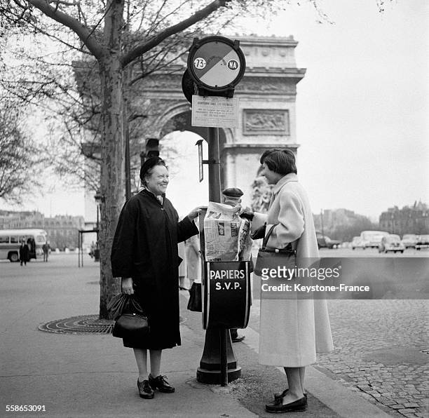Nouvelle poubelle mise en place Avenue de la Grande Armée à Paris, France le 28 avril 1958.