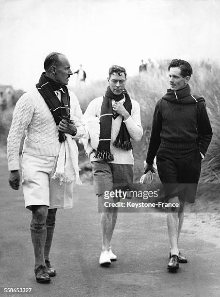 Le Duc d'York portant un short et allant a la mer pour une baignade lors de sa visite au camp d'ecoliers, le 9 aout 1935 a Southwold, Royaume-Uni.