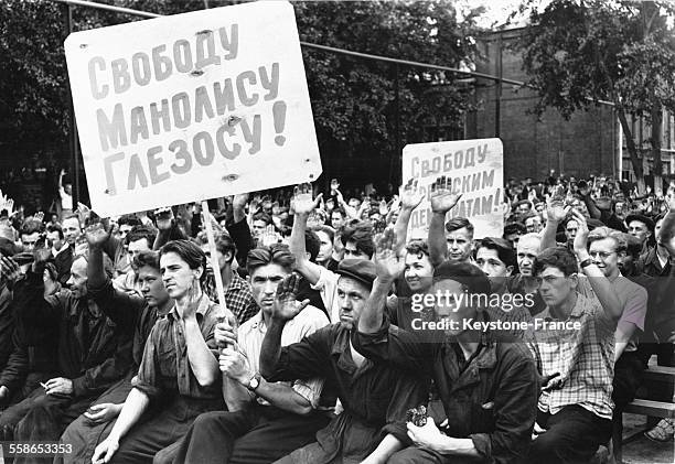 Vue du rassemblement en soutien au militant anti-fasciste grec Manolis Glézos et autres patriotes emprisonnés, à Moscou, URSS en juillet 1959.