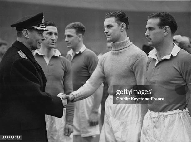 Le roi George VI serrant la main du gardien de but de l'equipe de Chelsea juste avant le match, en 1945 a Londres, Royaume-Uni.
