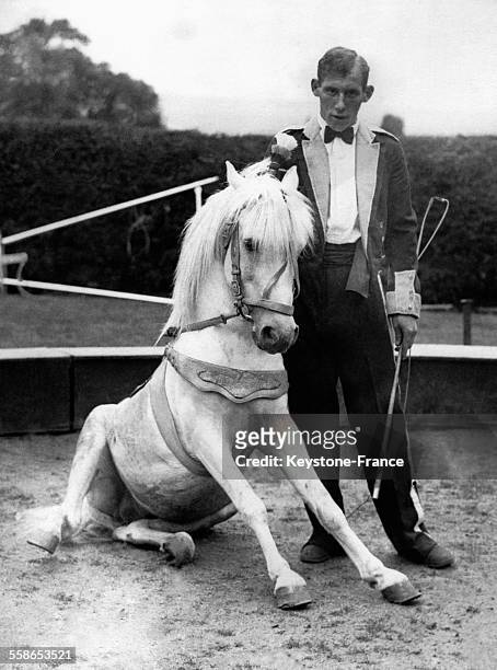 Dompteur avec un poney dans une intitution pour jeunes arriérés, à Frensham, Royaume-Uni.