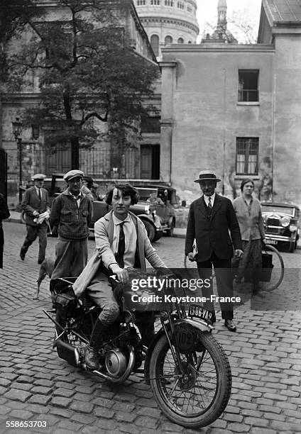 La seule femme concurrente dans la course au ralenti a Montmartre qui consiste a monter la rue Lepic jusqu'a la Place du Tertre en mettant le plus de...