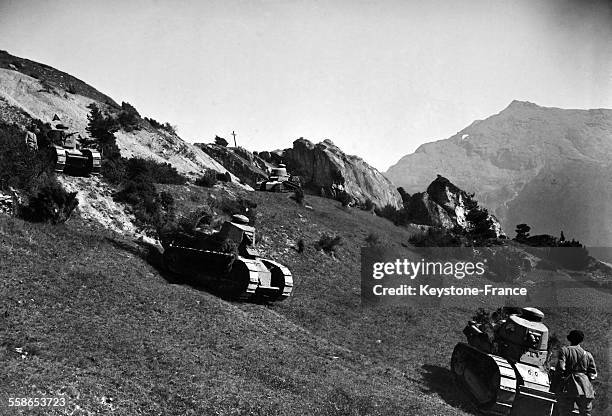En manoeuvres avec les Chasseurs alpins dans la region de Chambery, France en 1930.
