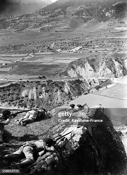 En manoeuvre avec les Chasseurs alpins dans la region de Chambery, France en 1930.