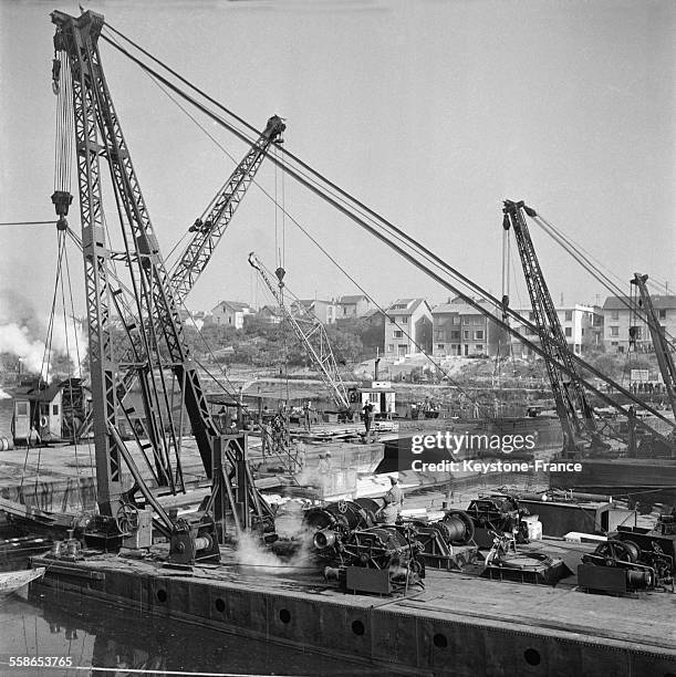 Immersion du gazoduc au port de Gennevilliers, France, le 25 septembre 1959.