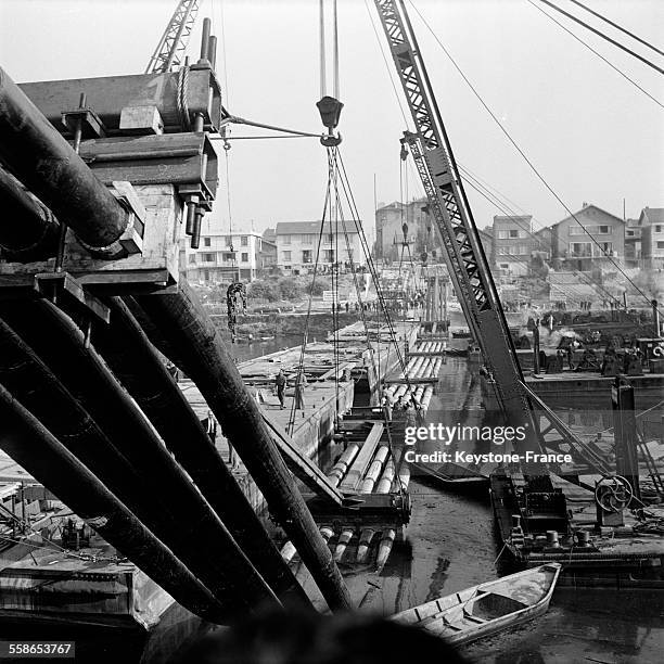 Immersion des tuyauteries au port de Gennevilliers, France, le 25 septembre 1959.