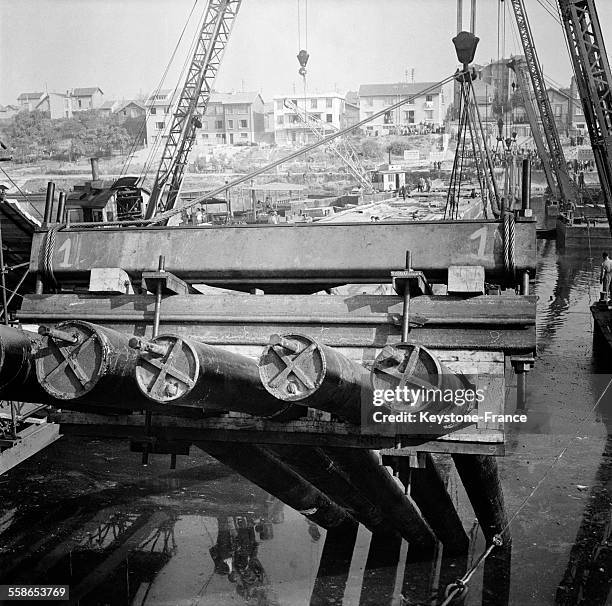 Tuyauteries en attente de raccordement avant immersion dans le port de Gennevilliers, France, le 25 septembre 1959.