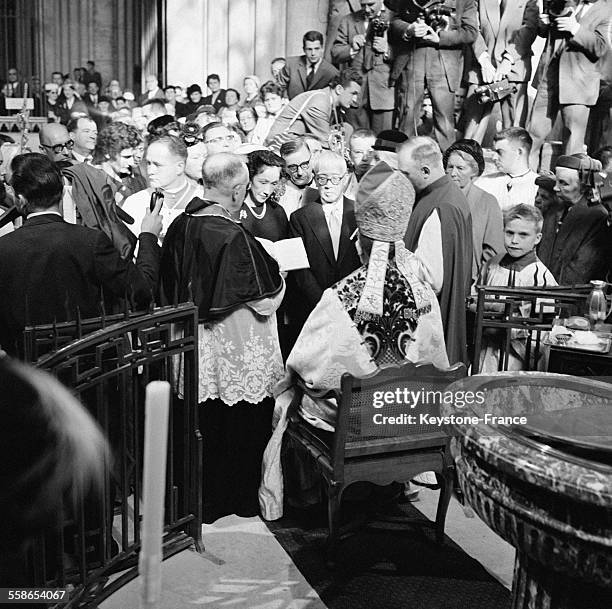 Monsieur et Madame Foujita au cours de la cérémonie aux Fonts Baptismaux de la Cathédrale de Reims, France le 14 octobre 1959.